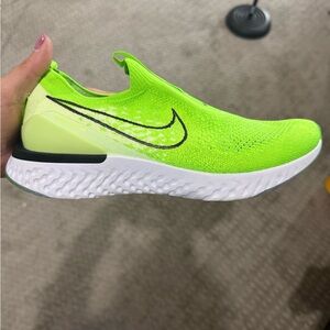 BRAND NEW w/o box NIKE Women’s Epic Phantom React Flyknit Sneaker—Size 10